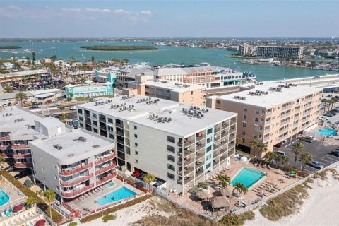 Condo in Madeira Beach, Florida, 2 bedrooms  № 2201683 - photo 10