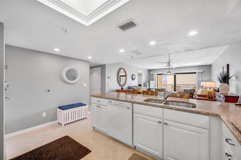 Condo in Madeira Beach, Florida, 2 bedrooms  № 2201683 - photo 30