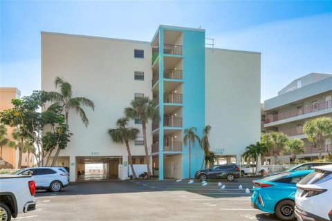 Condo in Madeira Beach, Florida, 2 bedrooms  № 2201683 - photo 14