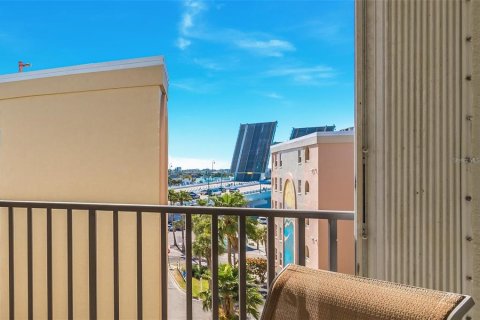 Condo in Madeira Beach, Florida, 2 bedrooms  № 2201683 - photo 19
