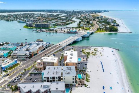 Condo in Madeira Beach, Florida, 2 bedrooms  № 2201683 - photo 17