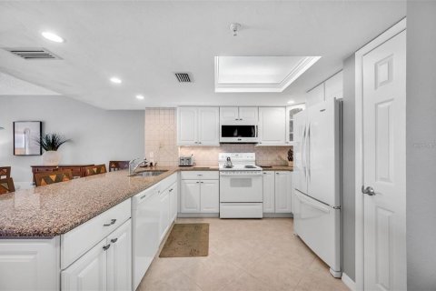 Condo in Madeira Beach, Florida, 2 bedrooms  № 2201683 - photo 28
