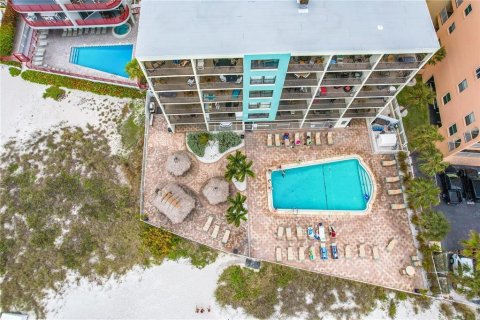 Condo in Madeira Beach, Florida, 2 bedrooms  № 2201683 - photo 13