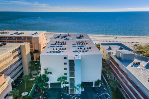 Condo in Madeira Beach, Florida, 2 bedrooms  № 2201683 - photo 15