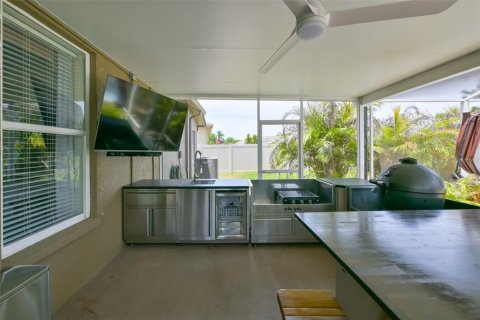 House in Apollo Beach, Florida 4 bedrooms, 215.25 sq.m. № 2200366 - photo 3