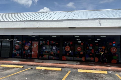 Propiedad comercial en venta en Sunrise, Florida № 1926401 - foto 2