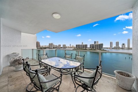 Condominio en venta en Aventura, Florida, 3 dormitorios, 304.16 m2 № 1985752 - foto 1