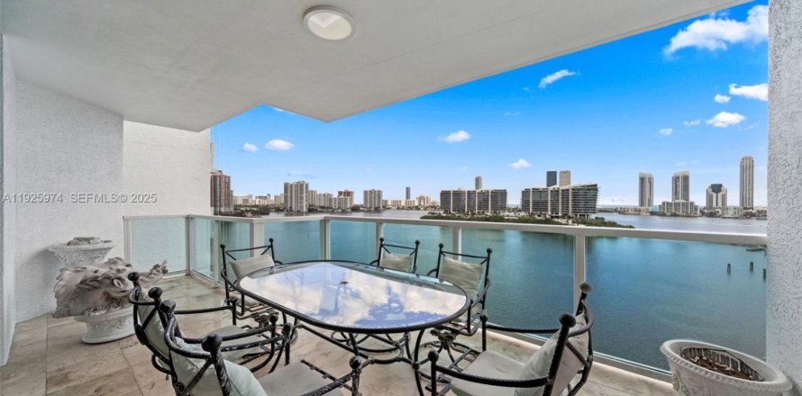 Condominio en Aventura, Florida, 3 dormitorios № 1985752