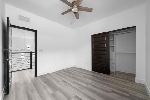 House in Miami, Florida 4 bedrooms, 241.27 sq.m. № 1760852 - photo 29