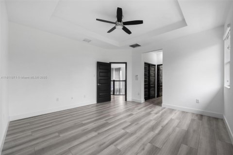House in Miami, Florida 4 bedrooms, 241.27 sq.m. № 1760852 - photo 22