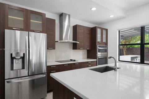 House in Miami, Florida 4 bedrooms, 241.27 sq.m. № 1760852 - photo 11