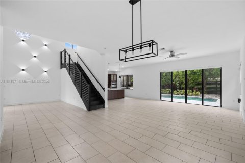 House in Miami, Florida 4 bedrooms, 241.27 sq.m. № 1760852 - photo 4