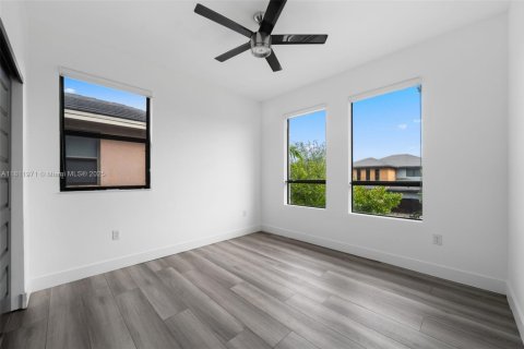 House in Miami, Florida 4 bedrooms, 241.27 sq.m. № 1760852 - photo 23