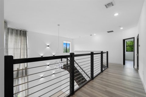 House in Miami, Florida 4 bedrooms, 241.27 sq.m. № 1760852 - photo 17