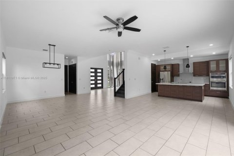 House in Miami, Florida 4 bedrooms, 241.27 sq.m. № 1760852 - photo 9