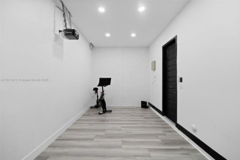House in Miami, Florida 4 bedrooms, 241.27 sq.m. № 1760852 - photo 20
