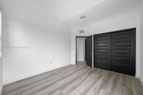 House in Miami, Florida 4 bedrooms, 241.27 sq.m. № 1760852 - photo 25