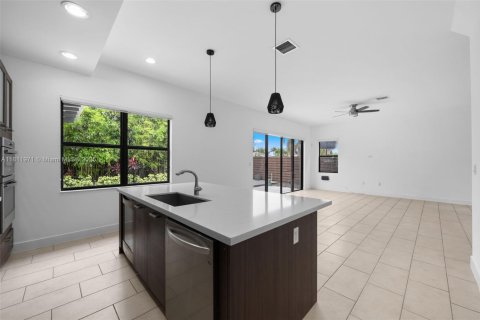 House in Miami, Florida 4 bedrooms, 241.27 sq.m. № 1760852 - photo 13