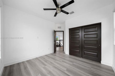 House in Miami, Florida 4 bedrooms, 241.27 sq.m. № 1760852 - photo 24