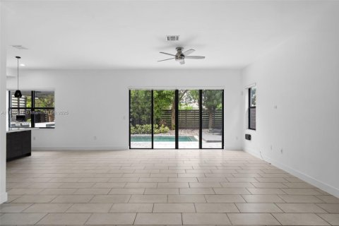 House in Miami, Florida 4 bedrooms, 241.27 sq.m. № 1760852 - photo 8