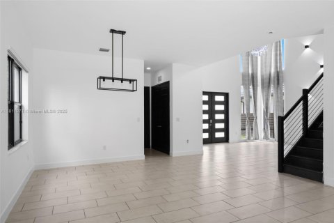 House in Miami, Florida 4 bedrooms, 241.27 sq.m. № 1760852 - photo 16