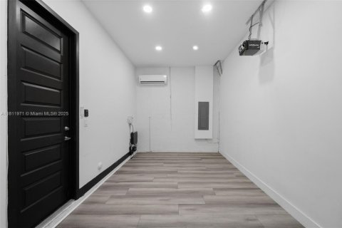 House in Miami, Florida 4 bedrooms, 241.27 sq.m. № 1760852 - photo 19