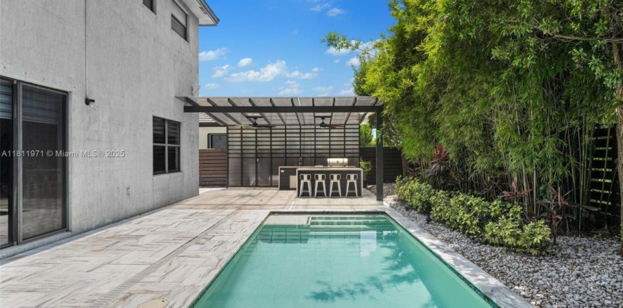 House in Miami, Florida 4 bedrooms, 241.27 sq.m. № 1760852