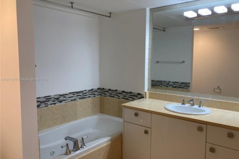Condo in Aventura, Florida, 1 bedroom № 1967193 - photo 17
