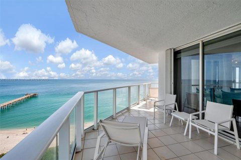 Condo in Sunny Isles Beach, Florida, 3 bedrooms  № 1958677 - photo 26