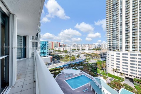 Condo in Sunny Isles Beach, Florida, 3 bedrooms  № 1958677 - photo 11