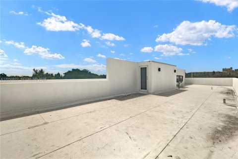 Adosado en venta en Miami, Florida, 4 dormitorios, 258.83 m2 № 2169109 - foto 19