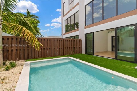 Adosado en venta en Miami, Florida, 4 dormitorios, 258.83 m2 № 2169109 - foto 4