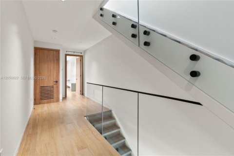 Adosado en venta en Miami, Florida, 4 dormitorios, 258.83 m2 № 2169109 - foto 9