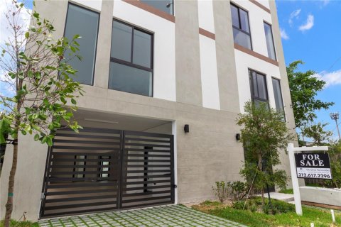 Adosado en venta en Miami, Florida, 4 dormitorios, 258.83 m2 № 2169109 - foto 18