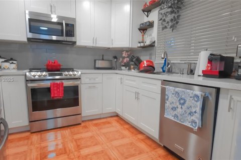 Купить кондоминиум в Санрайз, Флорида 2 спальни, 101.26м2, № 2055750 - фото 3