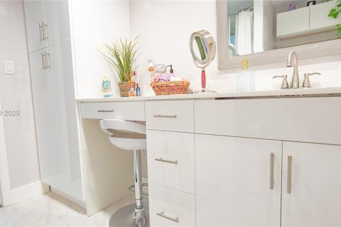 Купить кондоминиум в Санрайз, Флорида 2 спальни, 101.26м2, № 2055750 - фото 24