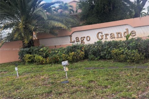 Copropriété à vendre à Hialeah, Floride: 2 chambres, 69.68 m2 № 2034858 - photo 1