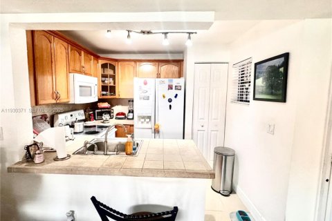 Copropriété à vendre à Hialeah, Floride: 2 chambres, 69.68 m2 № 2034858 - photo 17