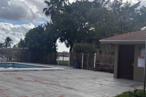 Copropriété à vendre à Hialeah, Floride: 2 chambres, 69.68 m2 № 2034858 - photo 3