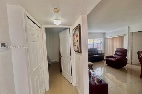 Copropriété à vendre à Hialeah, Floride: 2 chambres, 69.68 m2 № 2034858 - photo 6