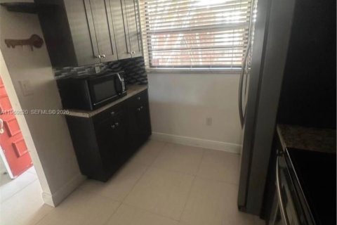 Condominio en alquiler en Miami, Florida, 2 dormitorios, 86.96 m2 № 2030641 - foto 5