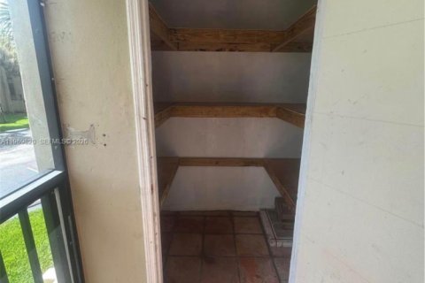 Condominio en alquiler en Miami, Florida, 2 dormitorios, 86.96 m2 № 2030641 - foto 8