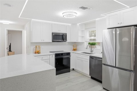 House in New Port Richey, Florida 4 bedrooms, 111.48 sq.m. № 2225546 - photo 7