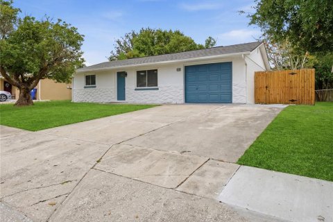 House in New Port Richey, Florida 4 bedrooms, 111.48 sq.m. № 2225546 - photo 2