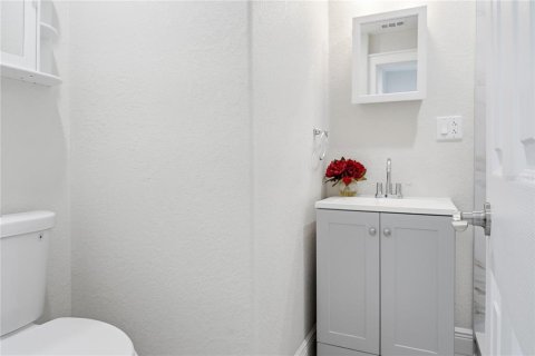 House in New Port Richey, Florida 4 bedrooms, 111.48 sq.m. № 2225546 - photo 23