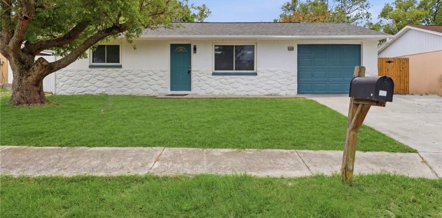 House in New Port Richey, Florida 4 bedrooms, 111.48 sq.m. № 2225546