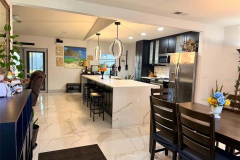 House in Valrico, Florida 4 bedrooms, 180.79 sq.m. № 2430960 - photo 6