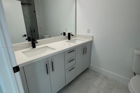 Touwnhouse à vendre à Miami, Floride: 3 chambres, 109.9 m2 № 1891145 - photo 2