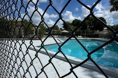 Townhouse in Miami, Florida 3 bedrooms, 109.9 sq.m. № 1891145 - photo 11