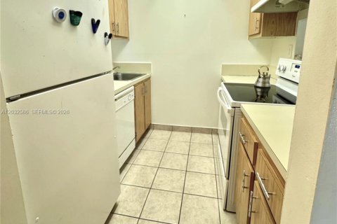 Condo in Hollywood, Florida, 1 bedroom № 2086540 - photo 5